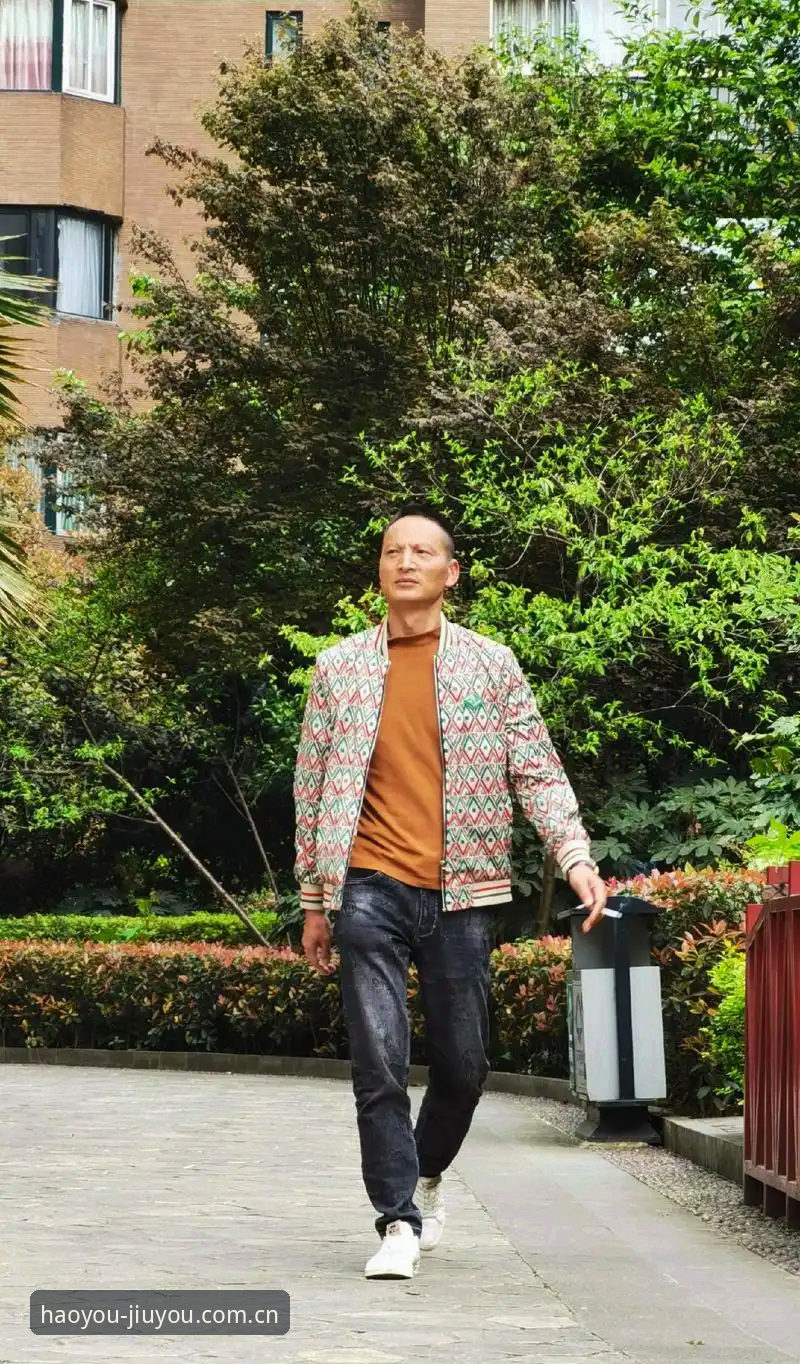 北京初冬的下午，老刘——一位退休工程师，后辈都叫他刘叔——在微信上发来一段语音，“这个APP里的赔率数字走得好快，比起网站我总觉得哪儿差半拍。”刘叔玩赛事数据快二十年了，他口中的“差半拍”是个有趣的观察：同样的赛程、同一组比分，为什么不同终端之间存在微妙的滞后？问题不大，却勾着人心痒。其实答案不在网速，也不在设备，而藏在底层数据如何被组织、被推送、被重新呈现的机制中。这背后的关键，正是今天我们试图拆解的原题：九游JIUYOU中国游戏下载，究竟靠什么逻辑做到了“同步”，又在哪些环节真正与同类产品拉开了距离？